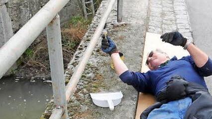 In allen Lagen wurde gestrichen. Herbert Will strich auch im Liegen.