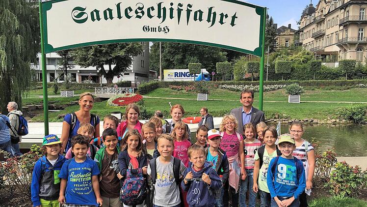 Mit dem Dampferle: Die Kinder, die in der ersten Woche beim Ferienprogramm des Generationenetzes und der Arbeiterwohlfahrt dabei waren, durften auch auf dem Saale-Dampferle fahren.  Foto: Peter Iberl