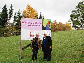 Vera Romahn und Helga Schadeberg, die Vorsitzendes Fördervereins Lebensraum - ein Hospiz für Coburg freuen sich. Im Frühjahr ist Spatenstich. Fotos: Christiane Lehmann