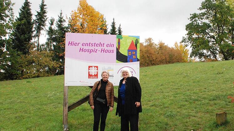 Vera Romahn und Helga Schadeberg, die Vorsitzendes Fördervereins Lebensraum - ein Hospiz für Coburg freuen sich. Im Frühjahr ist Spatenstich. Fotos: Christiane Lehmann