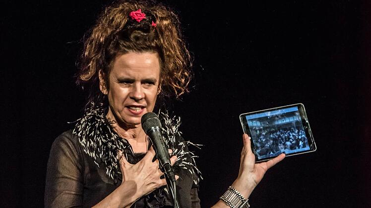 Nessi Tausendschön bei ihrem Auftritt im "Schwarzen Bären". Foto: Jochen Berger