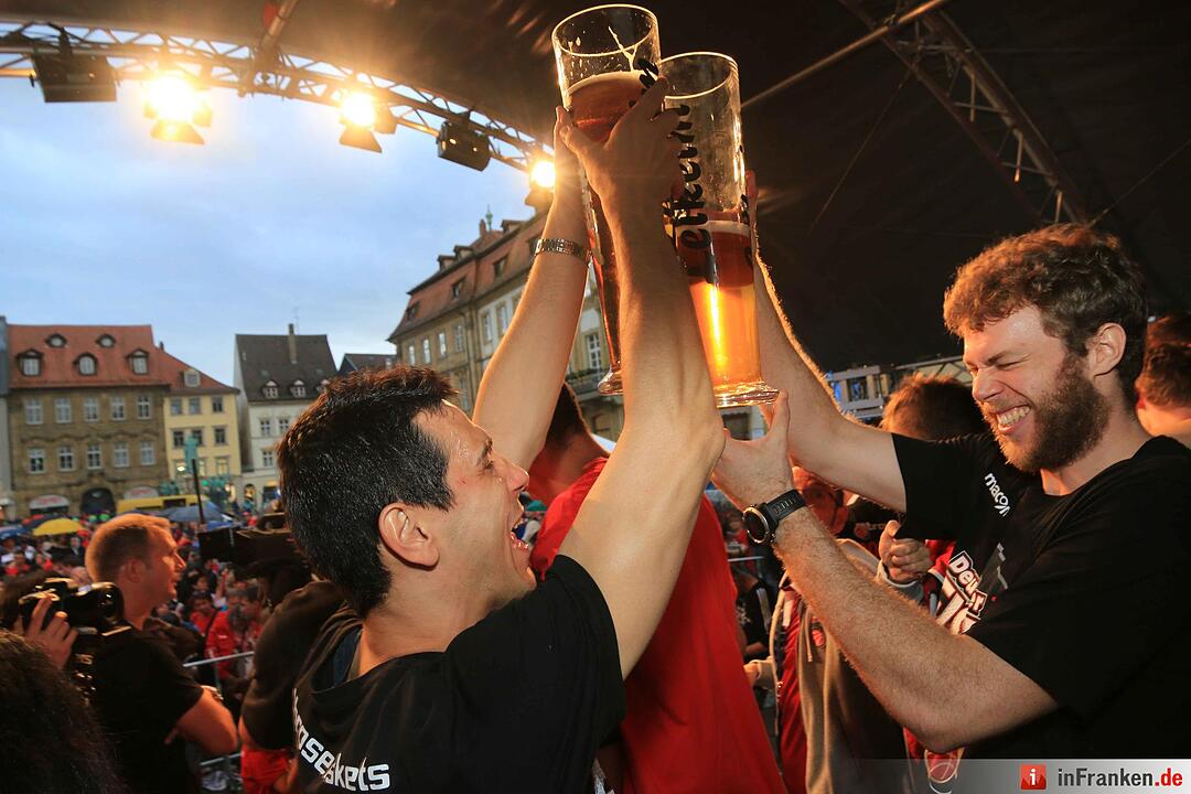 Bamberg feiert deutsche Basketballmeisterschaft im Regen