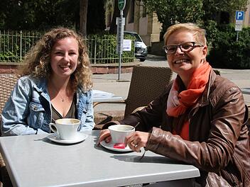 Moana Dempsey (links) freut sich auf ihr Auslandsjahr in den USA. Die SPD-Bundestagsabgeordnete Sabine Dittmar ist ihre Projekt-Patin und hat die 16-Jährige für das Austauschprogramm ausgewählt. Foto: Ronald Heck