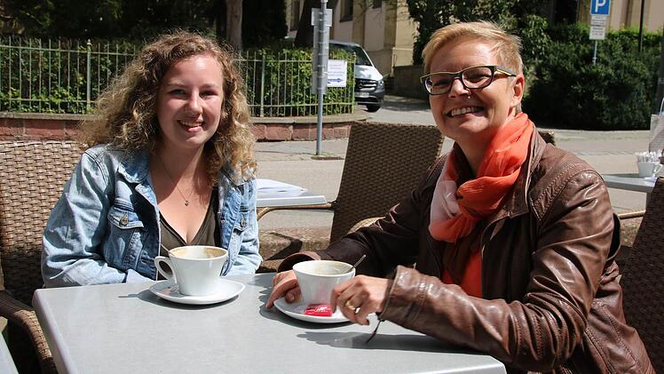 Moana Dempsey (links) freut sich auf ihr Auslandsjahr in den USA. Die SPD-Bundestagsabgeordnete Sabine Dittmar ist ihre Projekt-Patin und hat die 16-Jährige für das Austauschprogramm ausgewählt. Foto: Ronald Heck