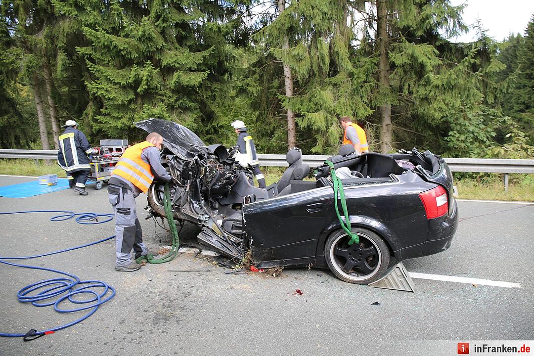 Kreis Hof: 27-Jähriger  prallt mit Auto gegen Baum und stirbt