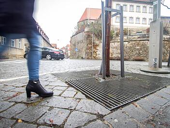 Auf der Kante dieser Baumscheibe am Marienplatz rutschte Wolfgang Schulz am 13. Dezember 2014 aus und brach sich den Oberschenkel. Er wünscht sich vor solchen Stellen einen Warnhinweis.  Foto: Marian Hamacher