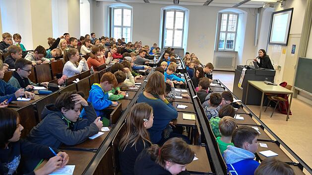 Mit vielen anschaulichen Beispielen erkl&auml;rte Professorin Julia Zeman (r.) den Kindern, dass auch Tiere sprechen k&ouml;nnen.  Fotos: Ronald Rinklef