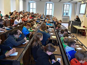 Mit vielen anschaulichen Beispielen erkl&auml;rte Professorin Julia Zeman (r.) den Kindern, dass auch Tiere sprechen k&ouml;nnen.  Fotos: Ronald Rinklef