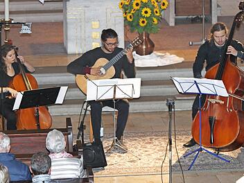 Das Trio Milena Böhm (Cello), Dominik Schramm (Gitarre) und Justus Böhm (Kontrabass) beim Konzert (von links). Foto: Günther Geiling