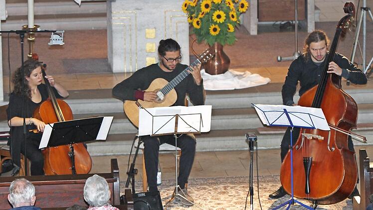Das Trio Milena Böhm (Cello), Dominik Schramm (Gitarre) und Justus Böhm (Kontrabass) beim Konzert (von links). Foto: Günther Geiling
