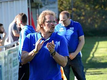 VfB-Trainer Ralf Carl motiviert sein Team vor dem Derby und fordert den im Abstiegskampf wichtigen Heimsieg gegen Stadtsteinach.  Foto: anpfiff.info/Archiv