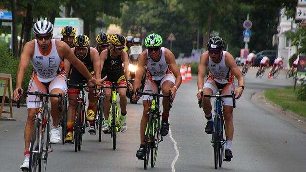Landesliga-Triathleten in der Nürnberger Straße am Sonntag kurz vor ein Uhr. Fotos: Ekkehard Roepert