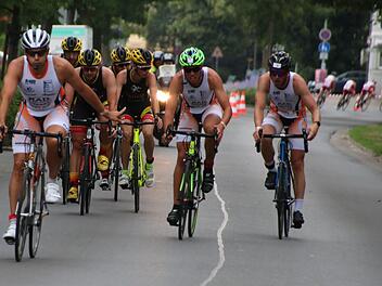 Landesliga-Triathleten in der Nürnberger Straße am Sonntag kurz vor ein Uhr. Fotos: Ekkehard Roepert