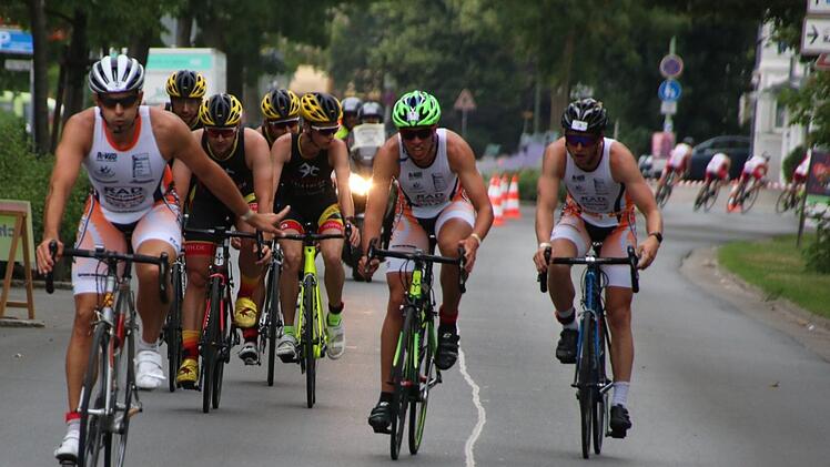 Landesliga-Triathleten in der Nürnberger Straße am Sonntag kurz vor ein Uhr. Fotos: Ekkehard Roepert