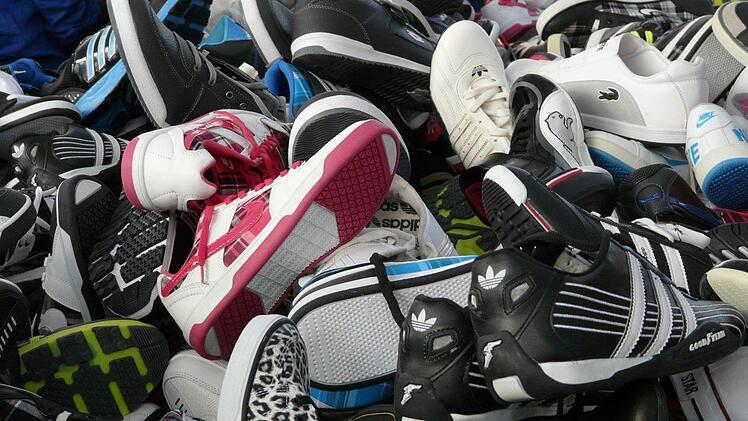 Herzogenaurach ist besonders für die heimischen Marken wie Adidas und Puma bekannt. Neben den Hauptsitzen der Unternehmen finden sich hier aber auch zahlreiche Outlets mit Topmarken für weniger Geld. Symbolbild: pixabay.com/Hans