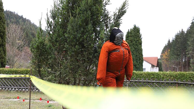 Sich zuprostende Geister, blutige Gestalten und offene Gräber: Sabrina de Groot hat sich einiges einfallen lassen, um ihren Garten in Wilhelmsthal in den zwei Wochen vor Halloween schaurig schön zu gestalten. Foto: Marian Hamacher