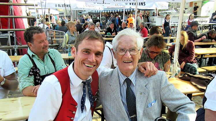 Der Vorsitzende der Blaskapelle Ebenhausen, Matthias  Dees, mit dem 92-j&auml;hrigen Fan Willi aus Emden.Richard Dees