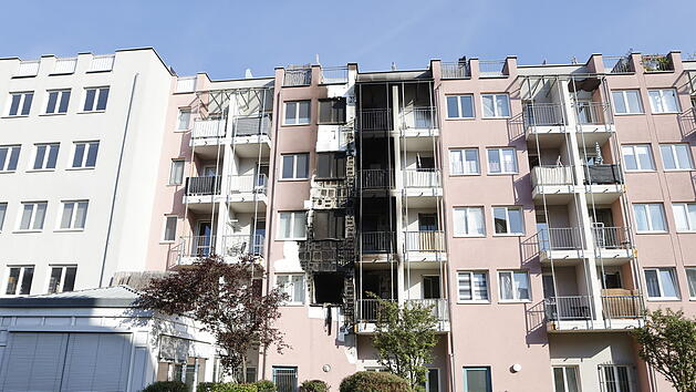 Wohnung in Flammen: Feuerwehr rettet mehrere Bewohner aus Mehrfamilienhaus