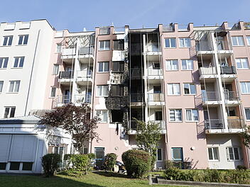 Wohnung in Flammen: Feuerwehr rettet mehrere Bewohner aus Mehrfamilienhaus