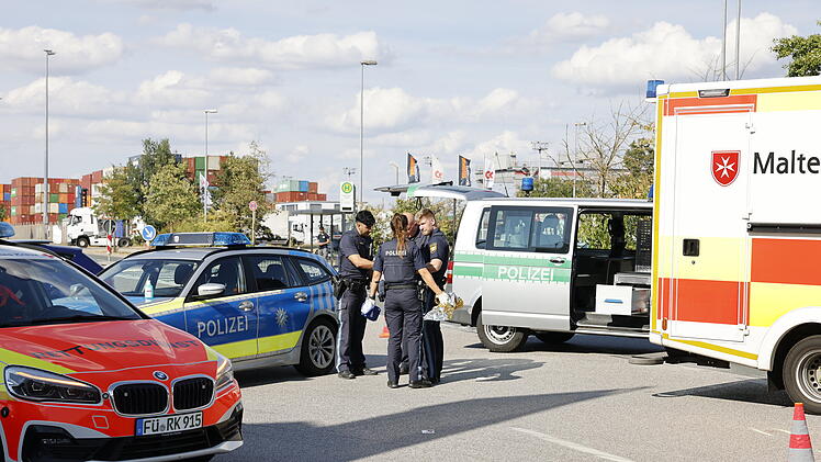 Fußgänger wird von Auto erfasst und schwer verletzt