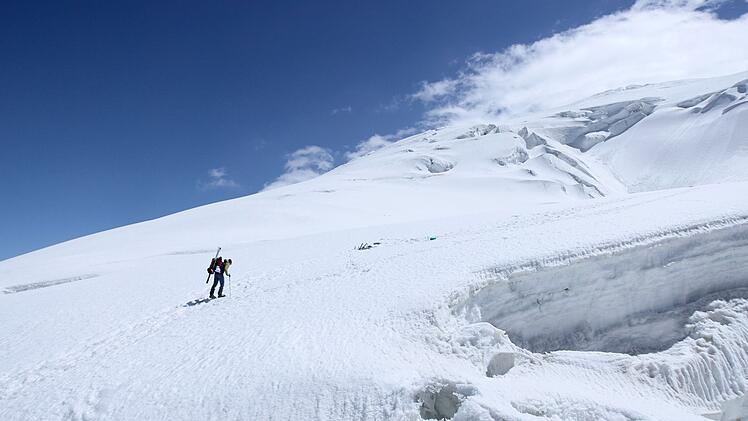 Bei der Besteigung des Mustagh Ata in China erinnert sich Benedikt B&ouml;hm an den 2014 verungl&uuml;ckten Freund.