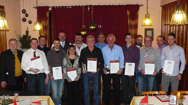 Hochkarätige Ehrungen prägten die gemeinsame Weihnachtsfeier des Spielmannszuges und der Feuerwehr Maierhof in Hermes. Unser Bild zeigt (von links) zweiten Bürgermeister Ulrich Rogen, Spielleiter Markus Wirth, Bundes- und Landesstabführer Harald Oelschlegel, Florian Will, Klaus Witzgall, Agnes Geier, BFV-Musikbeauftragten Harald Will, Norbert Witzgall, Matthias Wirth, Erwin Maier, Marcel Witzgall, stellvertretenden Spielleiter Jörg Braunersreuther, Dieter Wirth, Vorsitzenden Jürgen Schuberth ...