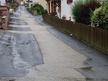 Die "Sonnenleite" in Thonberg stand erneut im Mittelpunkt einer Gemeinderatssitzung in Weißenbrunn. Nun werden Nägel mit Köpfen gemacht, die Kanalleitungen sollen über Inline-Verfahren repariert werden und die Straße im Dünnschicht-Verfahren eine neue Asphaltdecke erhalten. Foto: Karl-Heinz Hofmann