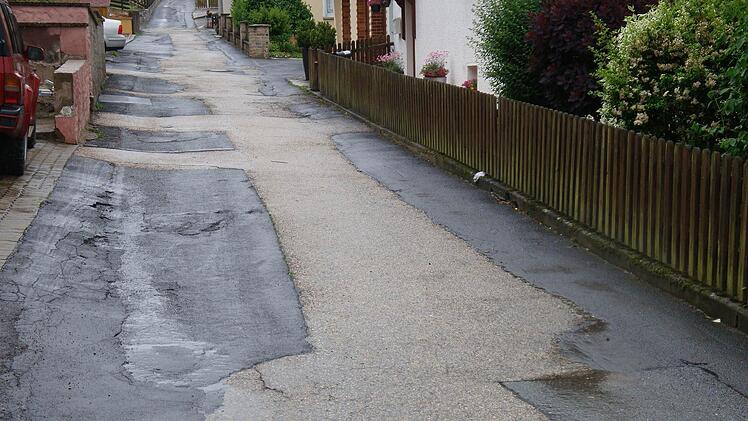 Die "Sonnenleite" in Thonberg stand erneut im Mittelpunkt einer Gemeinderatssitzung in Weißenbrunn. Nun werden Nägel mit Köpfen gemacht, die Kanalleitungen sollen über Inline-Verfahren repariert werden und die Straße im Dünnschicht-Verfahren eine neue Asphaltdecke erhalten. Foto: Karl-Heinz Hofmann