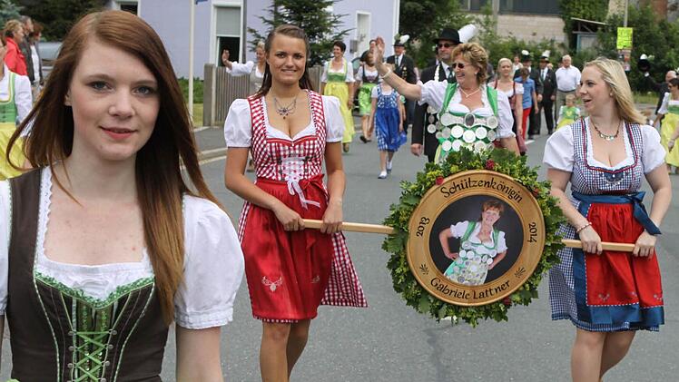Sie durfte sich ein bisschen als "Hauptperson" fühlen: die amtierende Schützenkönigin Gabriele Lattner. Foto: Wunder