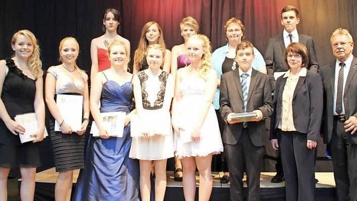 Können stolz auf sich sein: Sie haben mit 1,5 oder besser abgeschlossen. Mit im Bild: Bürgermeister Wolfgang Beiergrößlein, Schulleiterin Christa Bänisch und Elternbeiratsvorsitzende Heidi Vetterdietz.