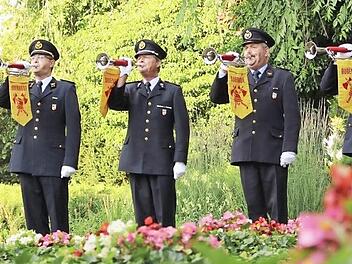 Vier Mitglieder der Oudenaarder Feuerwehr bliesen das Fanfarensignal "The Last Post" auf dem Coburger Soldatenfriedhof. Foto: Ulrike Nauer