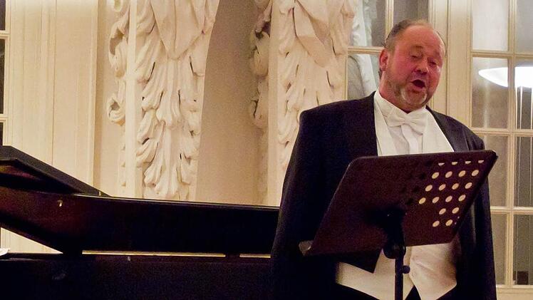 "Zauber der Operette": Pieter Roux gastierte im Riesensaal der Coburger Ehrenburg.Foto: Jochen Berger