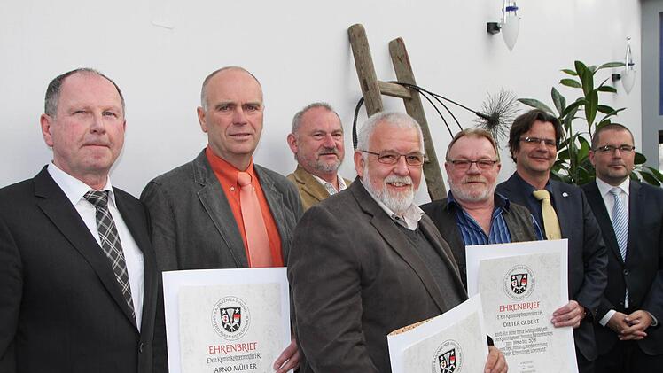 Obermeister Reinhold Noe (von links) dankt Arno Müller, Achim Lohmüller, Hubert Friedrich und Dieter Gebert. Landesinnungsmeister Heinz Nether und Regierungsdirektor Heiko Brückner gratulieren ebenfalls. Foto: Ulrike Müller