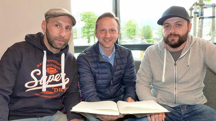 Seit zwei Jahren schreibt der TSC Mainleus eine Erfolgsgeschichte: Von links TSC-Spielertrainer Holger Dittwar, TSC-Vorsitzender Robert Bosch und TSC-Spielleiter Frank Daumann. Foto: Reißaus