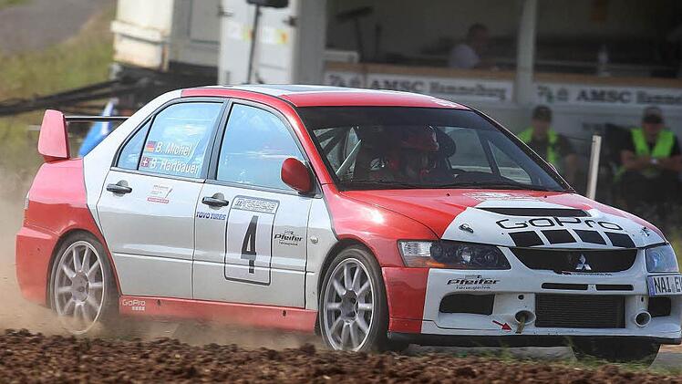 Die großen Verlierer der Rallye heißen Bernd Michel und Bernd Hartbauer. Ein winziger Fehler kostete beide kurz vor dem Zieleinlauf noch den bis dahin sicheren Gesamtsieg. Foto: Karlheinz Franz