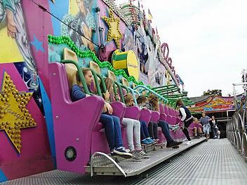 Wer im Fahrgeschäft namens "Let's dance" Platz nahm, benötigte unbedingt einen stabilen Magen. Fotos: Petra Malbrich