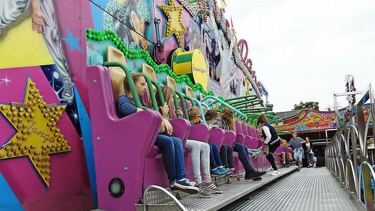 Wer im Fahrgeschäft namens "Let's dance" Platz nahm, benötigte unbedingt einen stabilen Magen. Fotos: Petra Malbrich