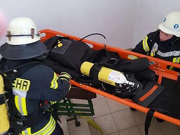 Eigenschutz und die Rettung von verunglückten Atemschutzträgern standen im Mittelpunkt einer übung in Oerlenbach. Foto: Stefan Geiger