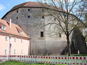 Der Weg entlang der Höchstadter Schlossmauer ist gesperrt. Foto: Andreas Dorsch