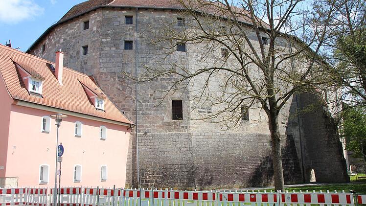 Der Weg entlang der Höchstadter Schlossmauer ist gesperrt. Foto: Andreas Dorsch