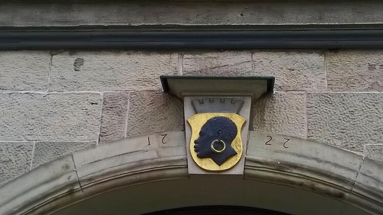 Dieser Schlussstein mit Mohrenkopf schmückt ein Fenster einer Apotheke in der Coburger Spitalgasse. Foto: Jochen Berger