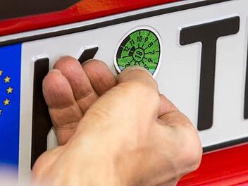 Wochenlang fuhr ein 67 Jahre alte Rentner mit einer selbst gebastelten Tüv-Plakette und eigenen Zulassungsstempeln im gesamten Bundesgebiet herum. Erst Mittwochnacht hielt ihn die Erlangener Verkehrspolizei an und der Betrug flog auf. Symbolbild: DEKRA