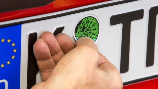 Wochenlang fuhr ein 67 Jahre alte Rentner mit einer selbst gebastelten Tüv-Plakette und eigenen Zulassungsstempeln im gesamten Bundesgebiet herum. Erst Mittwochnacht hielt ihn die Erlangener Verkehrspolizei an und der Betrug flog auf. Symbolbild: DEKRA