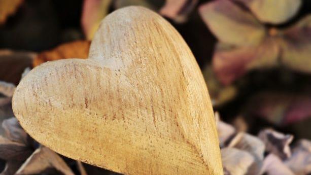 Weil ein Unbekannter der Frau seiner Begierde in Mittelfranken ungefragte Liebesbeweise macht, muss er jetzt mit einer Anzeige wegen Hausfriedensbruchs rechnen. Symbolfoto: pixabay.com