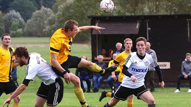 Kurz vor dem 1:1-Ausgleich f&uuml;r Kasendorf. Jonas Friedrich trifft, nachdem der K&ouml;dnitzer Oliver Riediger das Kopfballduell gegen den Kasendorfer Michael Fuchs gewonnen hat. Foto: Monika Limmer