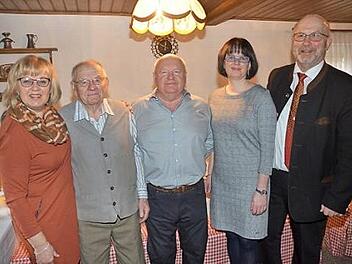 Gratulationscour zum 90. Geburtstag von Johann Scholz. Im Bild von links Barbara Scholz (Schwiegertochter), Jubilar Johann Scholz, Alfred Scholz (Sohn), Bianca Scholz (Enkelin) und Bürgermeister Egon Herrmann.  Foto: K.- H. Hofmann
