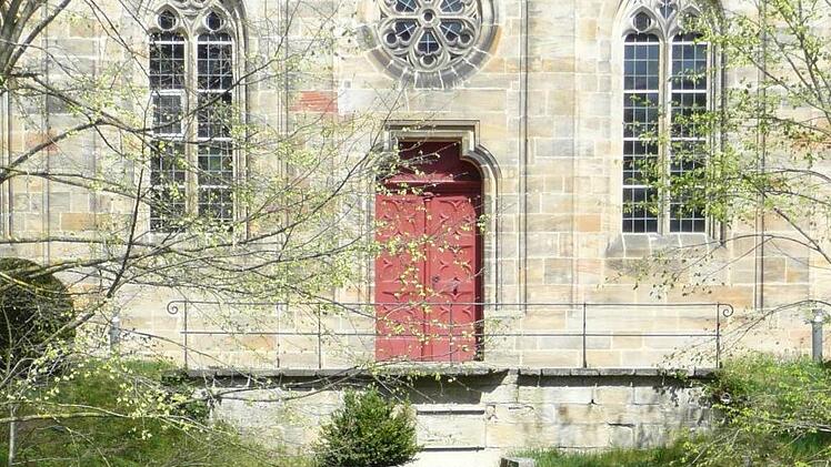 Zwischen Kirchweiher und Krypta-Eingang zu St. Maria in Schney