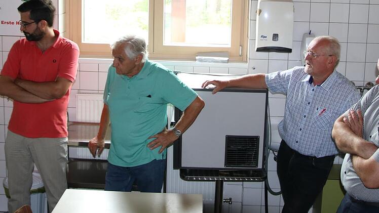 Die Elektrogeräte in der Küche des Hauses der Jugend sollen erneuert werden. Zudem wird eine Gastro-Spülmaschine angeschafft, beschloss der Rugendorfer Gemeinderat beim Vor-Ort-Termin.Klaus Klaschka
