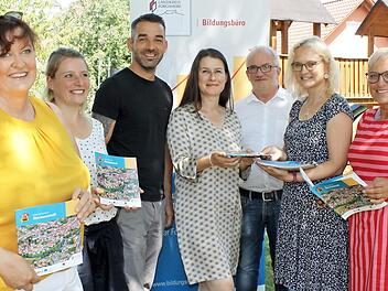 Silke Distler, Katharina Kurth-Lipfert, Andreas Kirchner, Christiane Meyer, Martin Haendl, Julia Schilling und Rosi Kraus (v. l.) mit der neuen Bildungsbroschüre Foto: Carmen Schwind