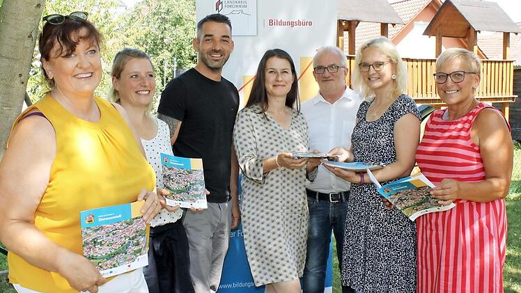 Silke Distler, Katharina Kurth-Lipfert, Andreas Kirchner, Christiane Meyer, Martin Haendl, Julia Schilling und Rosi Kraus (v. l.) mit der neuen Bildungsbroschüre Foto: Carmen Schwind